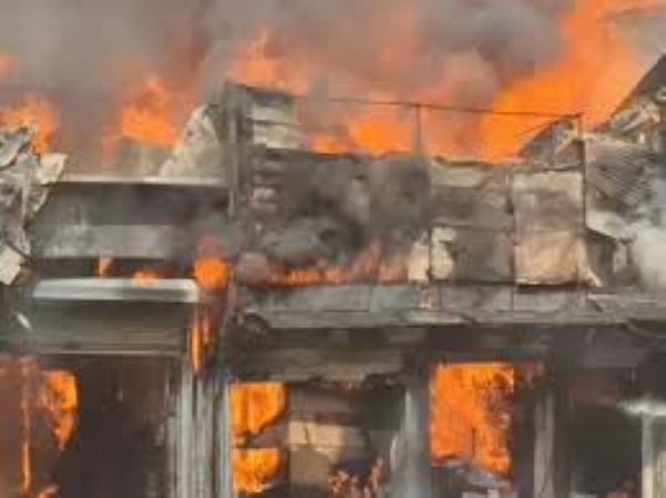 અમદાવાદના કાલુપુર રેવડી બજારમાં આગ