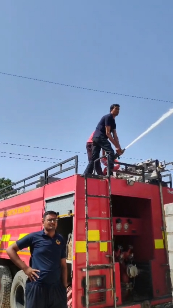 વનાણા વિસ્તારમાં પ્લાસ્ટિક વોટર ટેન્ક ફેક્ટરીમાં લાગી આગ.