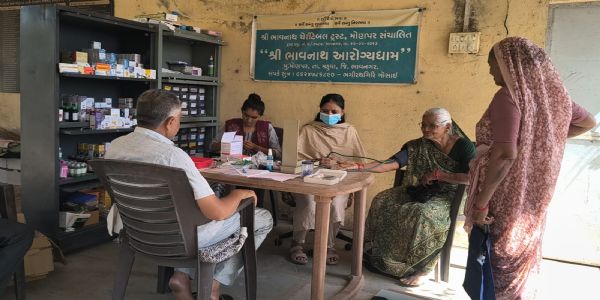 મોણપર ગામે શ્રી ભાવનાથ આરોગ્ય ધામમાં દર 15 દિવસે નિ:શુલ્ક આરોગ્ય કેમ્પ યોજવામાં આવે છે