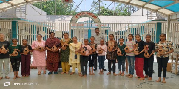 વિશ્વ ચકલી દિવસની ગાંધીનગરના મહિલા પર્યાવરણ પ્રેમી કુસુમબેન સુથાર દ્વારા અનોખી ઉજવણી