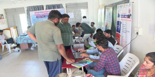 માંડોદરા ગામે યોજાયેલા સેવાસેતુ કાર્યક્રમથી ગ્રામજનોને સ્થળ પર જ વિવિધ સેવાઓનો લાભ મળ્યો : બહોળી સંખ્યામાં લોકોએ લીધો લાભ