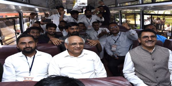 રાજ્યની તમામ 182 વિધાનસભા વિસ્તાર માટે કુલ 182 નવિન બસોનું મુખ્યમંત્રી તથા નાયબ મુખ્યમંત્રી એ ગાંધીનગરમાં લોકાર્પણ કર્યુ