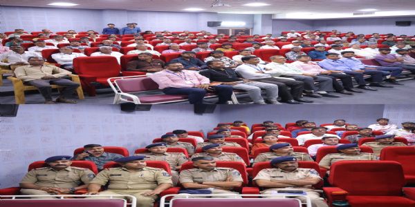 પોલીસ હેડક્વાર્ટર ખાતે વ્યાજખોરી મુદ્દે જનસંપર્ક સભા, બેંક લોન અંગે માર્ગદર્શન આપવામાં આવ્યું