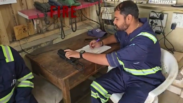 પોરબંદર ટોલપ્લાઝા ખાતે કેમિકલ લીકેજ અને રેસ્ક્યુ અંગે મોકડ્રીલ યોજાઈ.