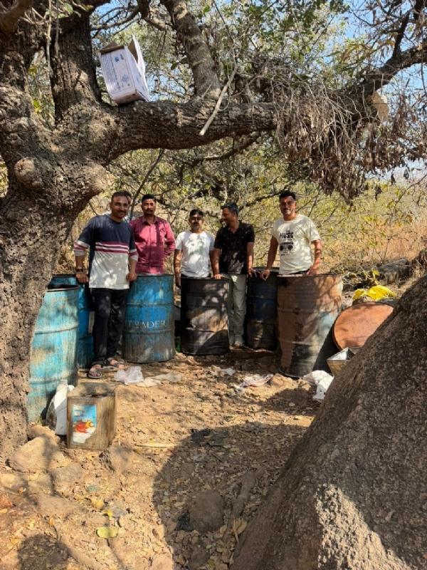 બરડા ડુંગરમાં ચાલતી દેશી દારૂ બે ભઠ્ઠી પોલીસે ઝડપી પાડી.