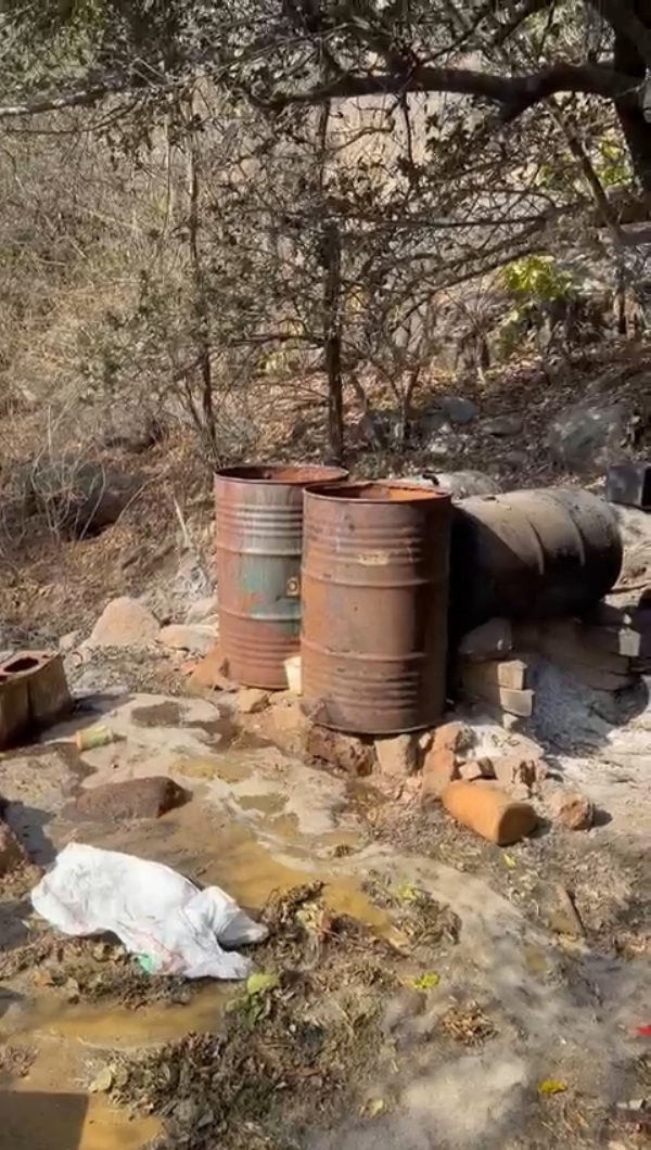 બરડા ડુંગરમાં ચાલતી દેશી દારૂ બે ભઠ્ઠી પોલીસે ઝડપી પાડી.