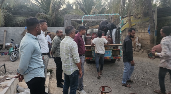 ઘરેલુ LPG ગેસના બાટલાની કાળાબજારી કરતા ઇસમને