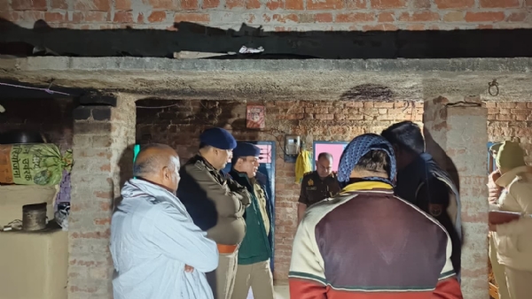 ઘટના ની તપાસ કરતી પોલીસ ઘટના ની તપાસ કરતી પોલીસ