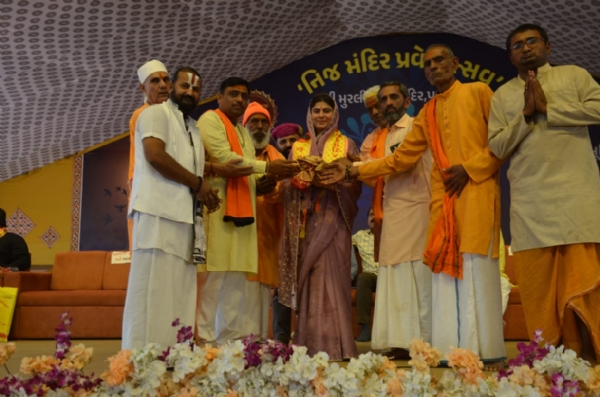 પચ્છેગામ ખાતે આયોજિત મુરલીધરજી મહારાજ નિજ મંદિર મહોત્સવમાં શિક્ષણમંત્રી રાજ્ય રીવાબા જાડેજા સહભાગી