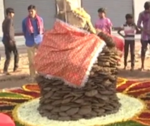 સિદ્ધપુરના ગણેશપુરામાં ગાયના ગોબરમાંથી બનાવેલા છાણાંની અનોખી હોળી. સિદ્ધપુરના ગણેશપુરામાં ગાયના ગોબરમાંથી બનાવેલા છાણાંની અનોખી હોળી.