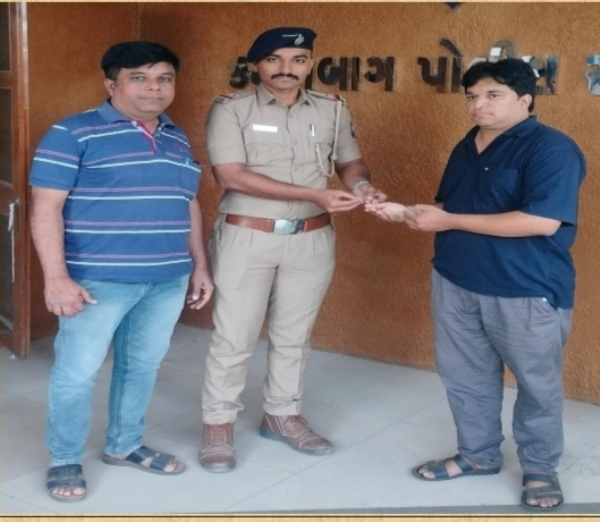 પોરબંદરમાં શિક્ષકની પ્રામાણિકતા.બે તોલાનો ચેન મૂળ મલિકને પરત કર્યો. પોરબંદરમાં શિક્ષકની પ્રામાણિકતા.બે તોલાનો ચેન મૂળ મલિકને પરત કર્યો.