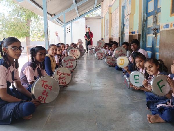 થાળી બની શિક્ષક: મોદીપુર પ્રાથમિક શાળામાં રમતાં-જમતાં અંગ્રેજી શીખવાનો નવતર પ્રયોગ