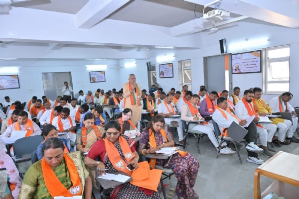 દાહોદ જિલ્લા ભાજપ કાર્યાલય ખાતે જિલ્લાના પદાધિકારીઓ સાથે પરિચય બેઠક યોજી