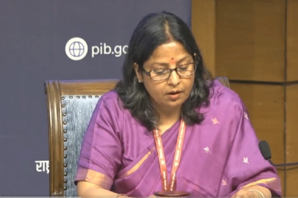 પત્રકાર પરિષદને સંબોધતા પેટ્રોલિયમ અને કુદરતી ગેસ મંત્રાલયના સંયુક્ત સચિવ સુજાતા શર્મા
