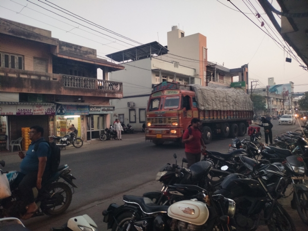 પોરબંદરના કમલાબાગ રોડ પર ભારે વાહનો બેફામ બન્યા.