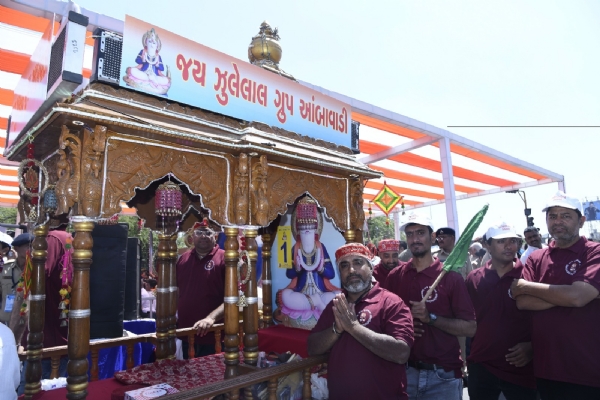 ભગવાન ઝૂલેલાલની શોભાયાત્રાનું પ્રસ્થાન કરાવ્યું ભગવાન ઝૂલેલાલની શોભાયાત્રાનું પ્રસ્થાન કરાવ્યું