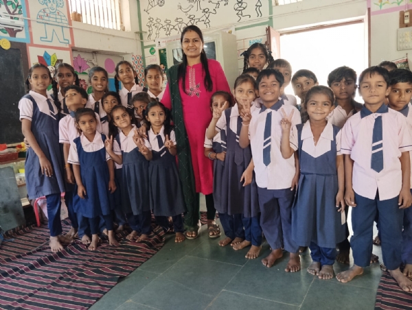 થાળી બની શિક્ષક: મોદીપુર પ્રાથમિક શાળામાં રમતાં-જમતાં અંગ્રેજી શીખવાનો નવતર પ્રયોગ