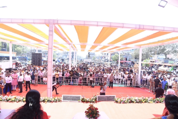 ભગવાન ઝૂલેલાલની શોભાયાત્રાનું પ્રસ્થાન કરાવ્યું ભગવાન ઝૂલેલાલની શોભાયાત્રાનું પ્રસ્થાન કરાવ્યું