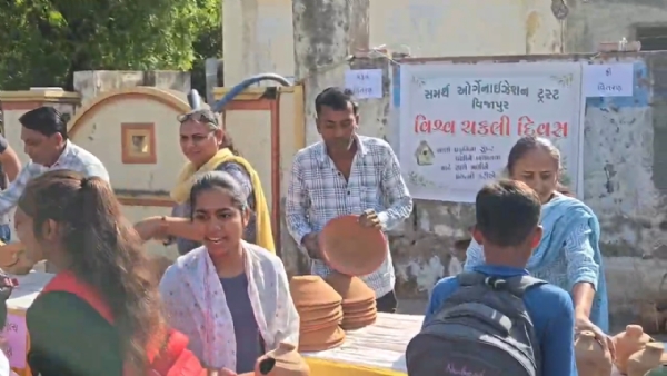 વિશ્વ ચકલી દિવસ નિમિત્તે વિજાપુરમાં વિનામૂલ્યે કુંડા અને માળાનું વિતરણ વિશ્વ ચકલી દિવસ નિમિત્તે વિજાપુરમાં વિનામૂલ્યે કુંડા અને માળાનું વિતરણ