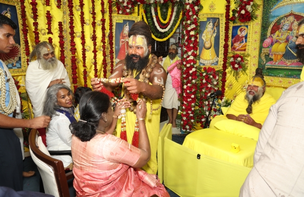 પ્રેમાનંદ મહારાજના શિષ્યો અને મંડળ દ્વારા રાષ્ટ્રપતિનું ભવ્ય અને પરંપરાગત સ્વાગત