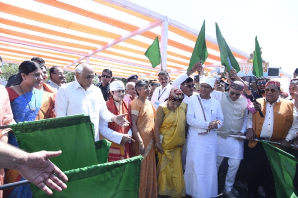 ભગવાન ઝૂલેલાલની શોભાયાત્રાનું પ્રસ્થાન કરાવ્યું ભગવાન ઝૂલેલાલની શોભાયાત્રાનું પ્રસ્થાન કરાવ્યું