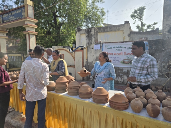 વિશ્વ ચકલી દિવસ નિમિત્તે વિજાપુરમાં વિનામૂલ્યે કુંડા અને માળાનું વિતરણ વિશ્વ ચકલી દિવસ નિમિત્તે વિજાપુરમાં વિનામૂલ્યે કુંડા અને માળાનું વિતરણ