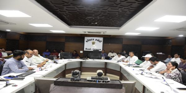 પંચમહાલ જિલ્લા કલેક્ટર કચેરીના સભાખંડ ખાતે જિલ્લા સંકલન અને ફરિયાદ સમિતિની બેઠક યોજાઈ