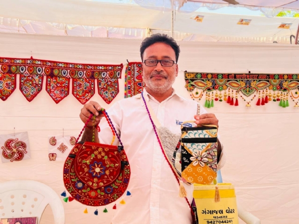 પરંપરાગત ભરતકામને આધુનિક સ્પર્શ: સંજયભાઈ પરમારની સફળ સફર