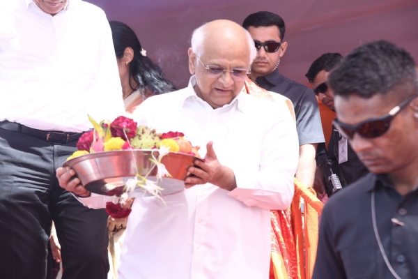 ભગવાન ઝૂલેલાલની શોભાયાત્રાનું પ્રસ્થાન કરાવ્યું ભગવાન ઝૂલેલાલની શોભાયાત્રાનું પ્રસ્થાન કરાવ્યું