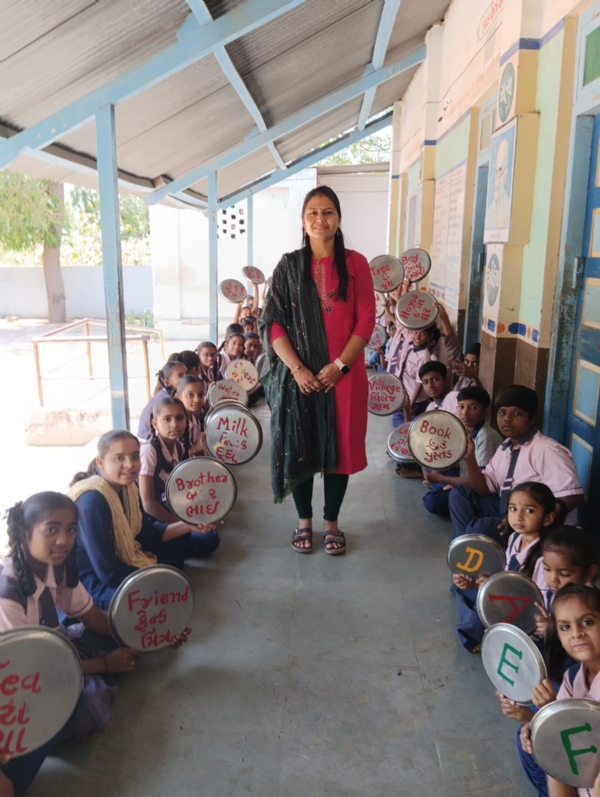 થાળી બની શિક્ષક: મોદીપુર પ્રાથમિક શાળામાં રમતાં-જમતાં અંગ્રેજી શીખવાનો નવતર પ્રયોગ