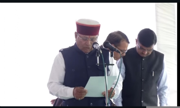 રાજપુર (દેહરાદૂન) ના ખજાન દાસ, શપથ લેતા નજરે પડે છે