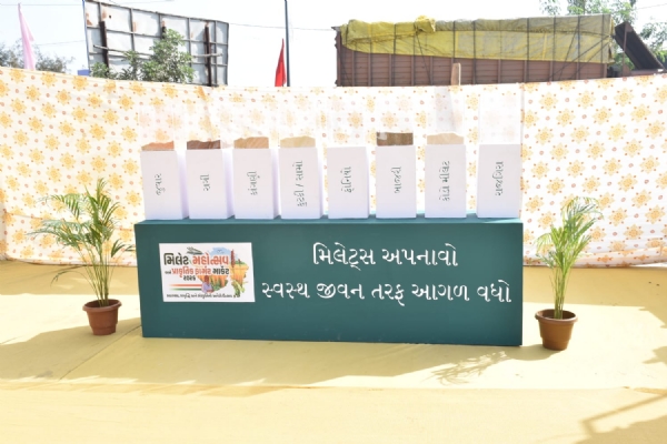 કેબિનેટ મંત્રી અર્જુન મોઢવાડિયાની ઉપસ્થિતિમાં પોરબંદરમાં મિલેટ મહોત્સવ કાર્યક્રમ યોજાયો.