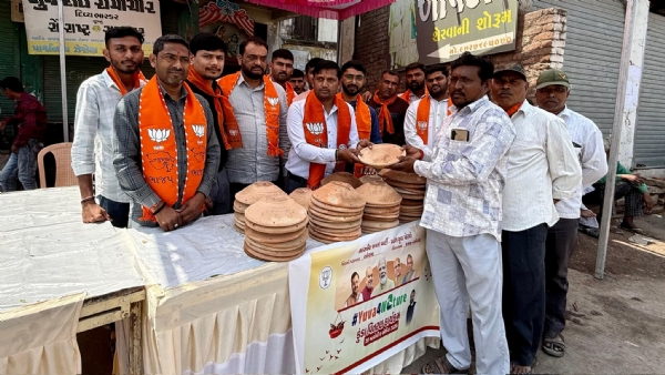 પક્ષીઓ માટે પાણીના કુંડા વિતરણ અભિયાન: બોટાદમાં યુવા મોરચાની અનોખી પહેલ.