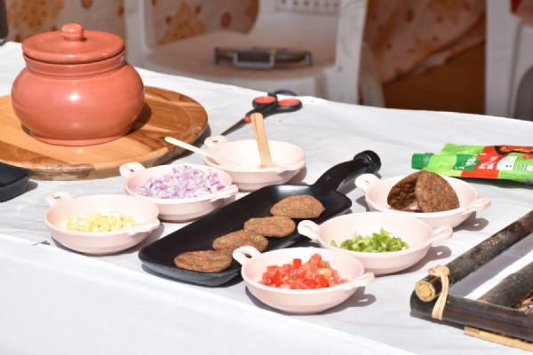 કેબિનેટ મંત્રી અર્જુન મોઢવાડિયાની ઉપસ્થિતિમાં પોરબંદરમાં મિલેટ મહોત્સવ કાર્યક્રમ યોજાયો.