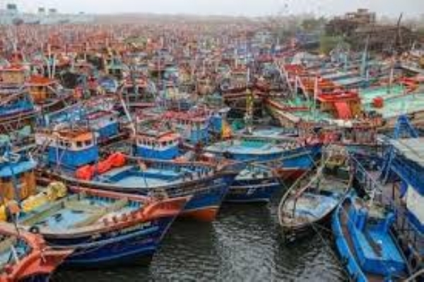 fishing boats in veraval