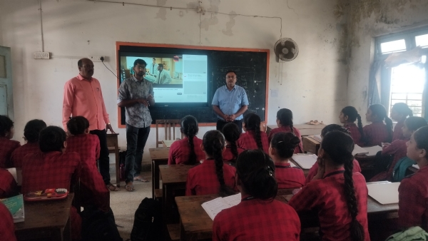 સેવાસેતુ કાર્યક્રમમાં બાળાઓને એચ.પી.વી. રસીકરણ અંગે માર્ગદર્શન.