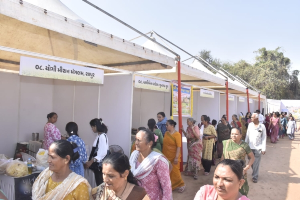 સ્ટોલ્સ પર મિલેટ્સની અવનવી વાનગીઓનું લાઈવ ડેમોન્સ્ટ્રેશન