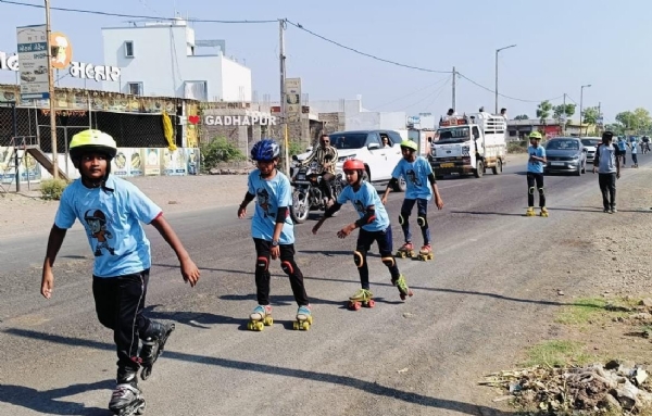 બોટાદ થી ગઢડા સુધી 25 કિમી સ્કેટિંગ મેરેથોન યોજાઈ, યુવાનોમાં રમતગમત પ્રત્યે ઉમંગ વધ્યો.