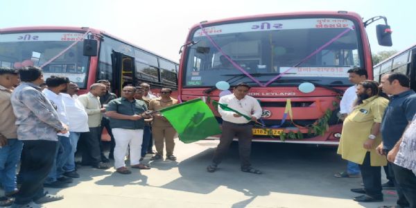 ઉનાના ધારાસભ્ય કાળુભાઈ રાઠોડની ઉપસ્થિતમાં ઉના એસ.ટી.ડેપો મુકામે થી પાંચ એસ.ટી.બસને લીલીઝંડી આપવામાં આવી