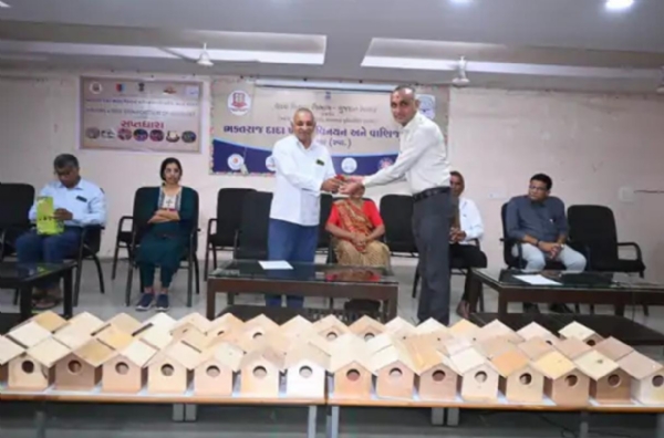 ગઢડાની કોલેજ ખાતે 1000 ચકલીના માળાનું વિતરણ, પર્યાવરણ સંરક્ષણ માટે અનોખી પહેલ.