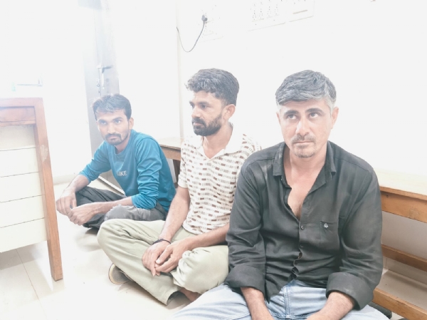 બાવળની કાંટમાં જુગાર રમી રહેલ ત્રણ શખ્સો ઝડપાયા.