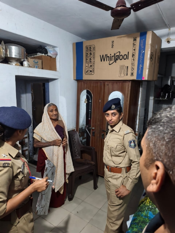 પોરબંદર ના આવાસ યોજના વિસ્તારમાં પોલીસ દ્વારા ફૂટ પેટ્રોલીગ.