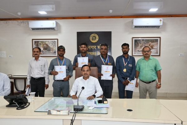 ભાવનગર મંડળના 04 કર્મચારીઓ ડીઆરએમ સંરક્ષા પુરસ્કારથી સન્માનિત
