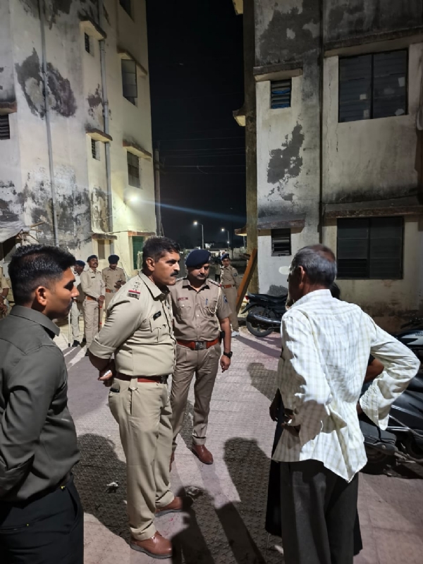 પોરબંદર ના આવાસ યોજના વિસ્તારમાં પોલીસ દ્વારા ફૂટ પેટ્રોલીગ.