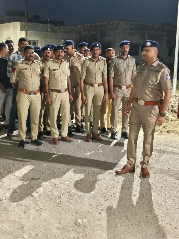 પોરબંદર ના આવાસ યોજના વિસ્તારમાં પોલીસ દ્વારા ફૂટ પેટ્રોલીગ.