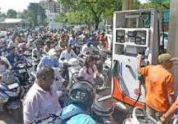 The next day too, lines at petrol pumps including Ahmedabad and Rajkot