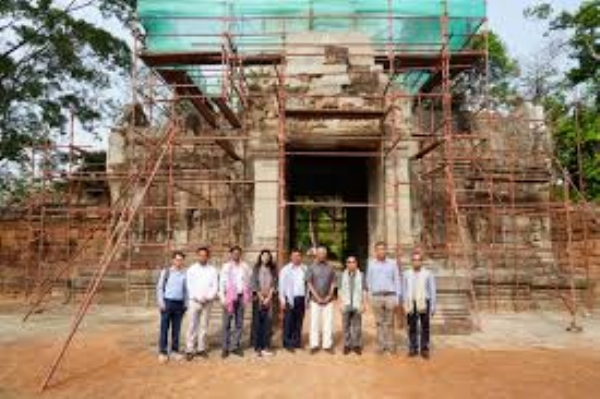 વિદેશ મંત્રાલયના સચિવ (પૂર્વ) પી. કુમારન સાથે અન્ય લોકો