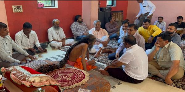 મહંતશ્રી અમરગીરી બાપૂના આશ્રમની મુલાકાત લેતા ગુજરાત સરકારના શિક્ષણ વિભાગના કેબિનેટ મંત્રી પ્રદ્યુમનભાઈ વાજા