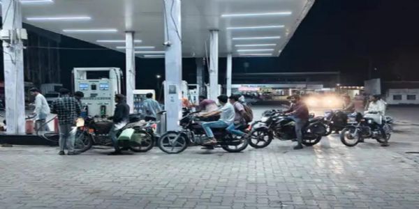 અફવાઓને કારણે પેટ્રોલ પંપ પર લાંબી લાઈનો, તંત્રએ કહ્યું – ઇંધણનો પૂરતો જથ્થો ઉપલબ્ધ.