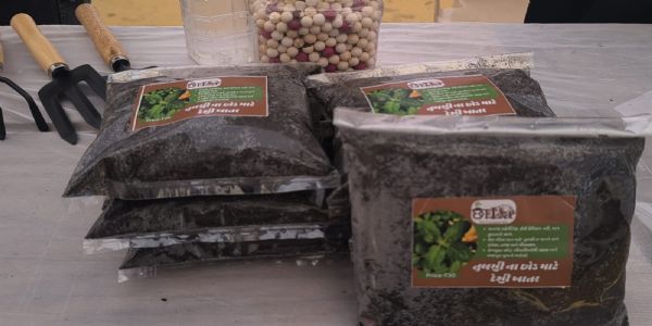 ભાવનગર જિલ્લામાં રહેતા આ પિતા પુત્રીએ હોમગાર્ડનમાં વપરાતું ઓર્ગેનિક ખાતર તૈયાર કર્યું.